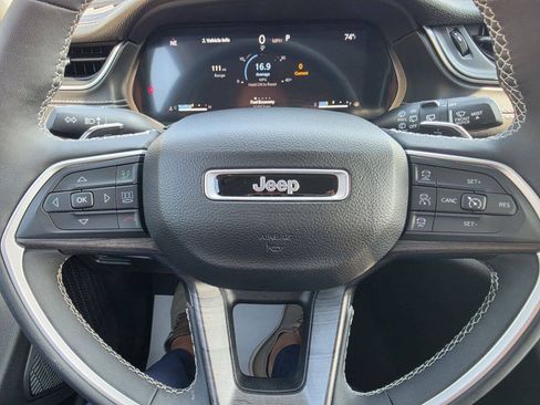 Used 2023 Jeep Grand Cherokee Limited w/ Black Appearance Package AWD/4WD image 30