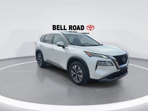 Used 2023 Nissan Rogue SV image 2