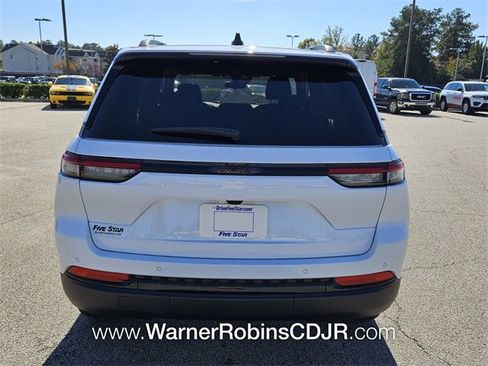 New 2025 Jeep Grand Cherokee Altitude image 10