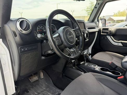Used 2017 Jeep Wrangler Unlimited Rubicon w/ Connectivity Group AWD/4WD image 18