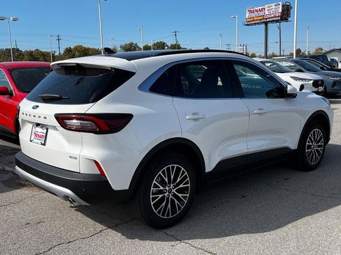 Used 2025 Ford Escape SE FWD image 3