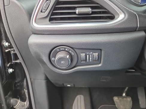 Certified 2026 Chrysler Pacifica Limited FWD image 31
