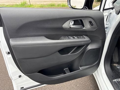 New 2026 Chrysler Pacifica Select image 11