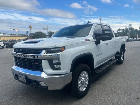 Used 2022 Chevrolet Silverado 2500 LT w/ Convenience Package image 3