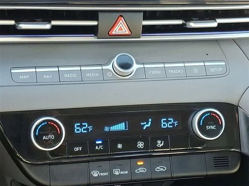 Used 2024 Hyundai Elantra SEL image 15