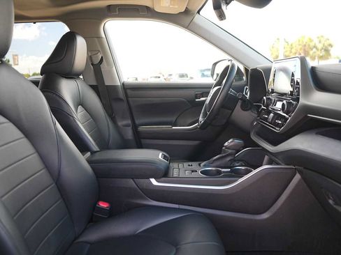 Used 2021 Toyota Highlander XLE AWD/4WD image 15