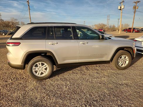 Used 2025 Jeep Grand Cherokee Laredo image 3