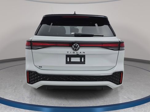 New 2026 Volkswagen Tiguan SE R-Line FWD image 6