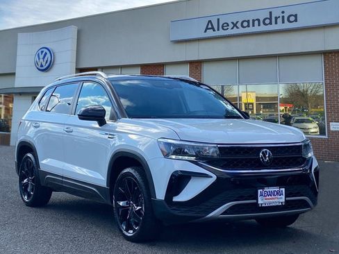 Certified 2023 Volkswagen Taos SE w/ Panoramic Sunroof Package image 1