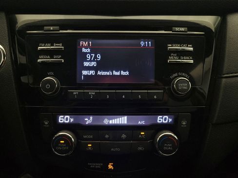 Used 2017 Nissan Rogue SV image 25