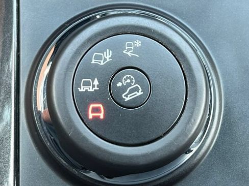 Used 2018 Ford Explorer XLT w/ Equipment Group 202A AWD/4WD image 30