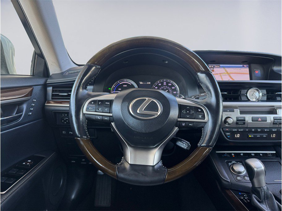 Used 2016 Lexus ES 300h w/ Luxury Package w/Wood Trim FWD image 13