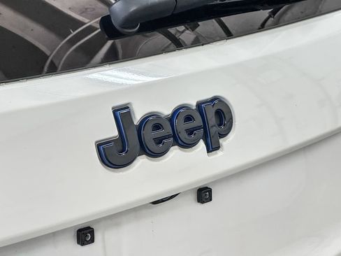 Used 2019 Jeep Grand Cherokee Laredo image 18
