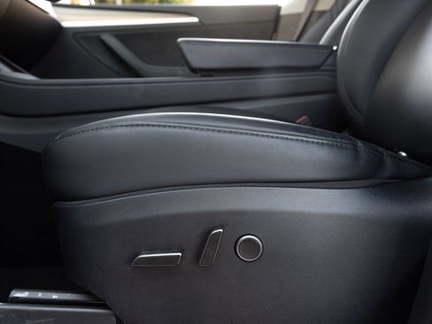 Used 2024 Tesla Model Y 2WD image 21