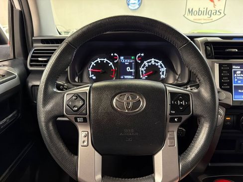 Used 2020 Toyota 4Runner SR5 AWD/4WD image 17