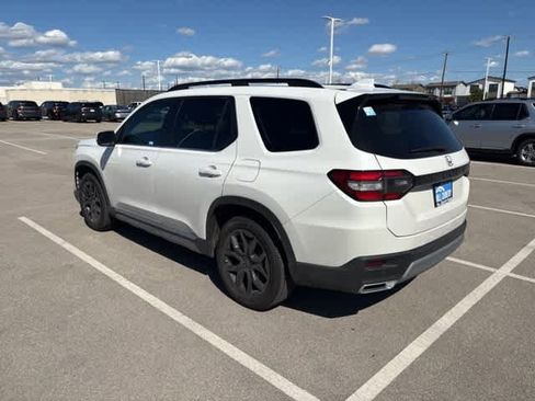 Used 2025 Honda Pilot Touring image 3