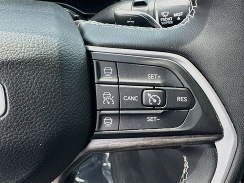 Used 2024 Jeep Grand Cherokee Limited AWD/4WD image 9