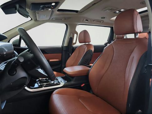 Certified 2024 Kia Carnival SX Prestige FWD image 12