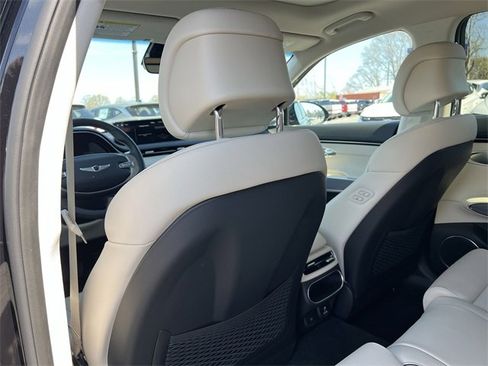 Used 2024 Genesis GV70 2.5T w/ Advanced Package image 32