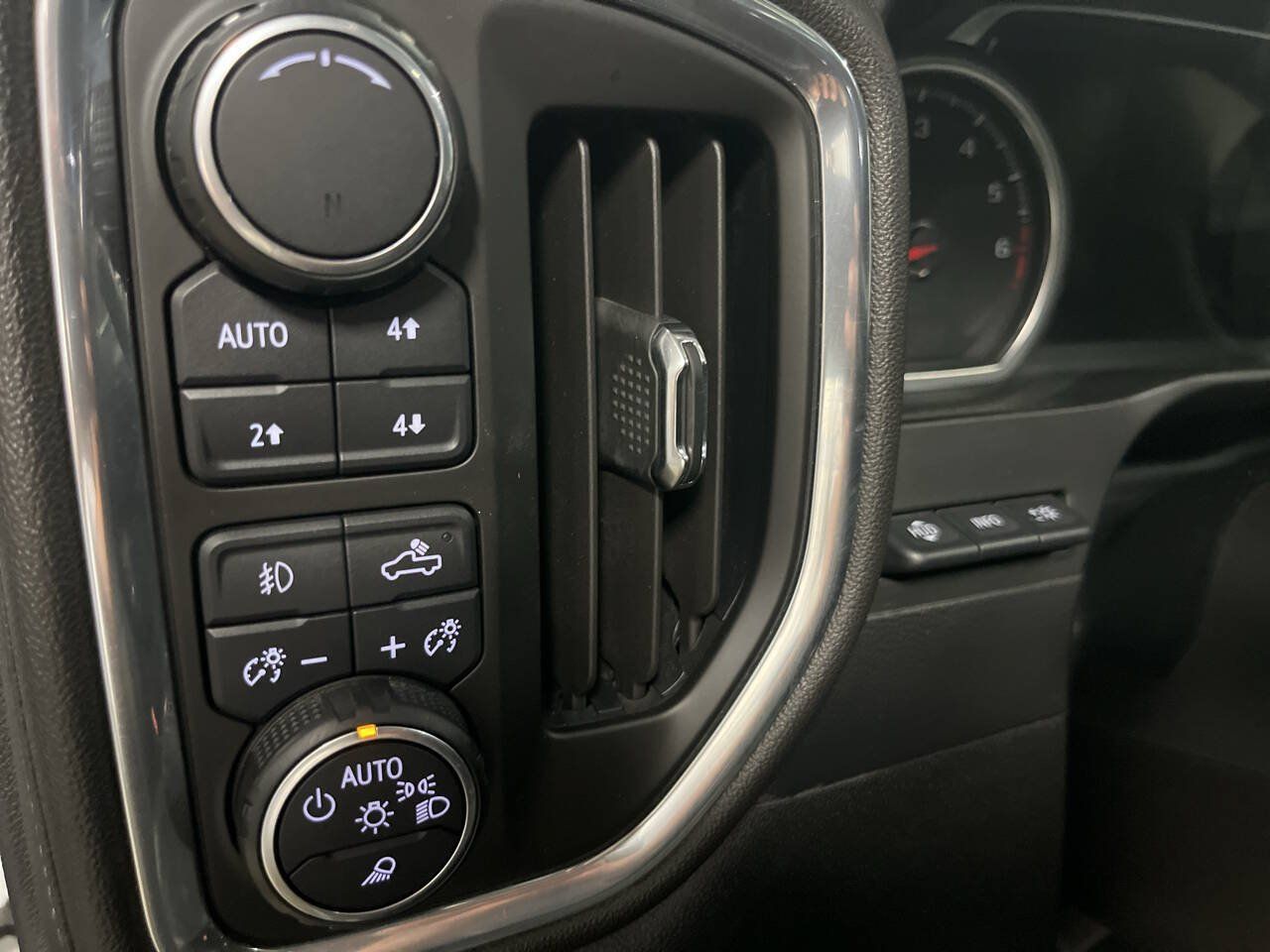Used 2019 Chevrolet Silverado 1500 High Country w/ Technology Package AWD/4WD image 18