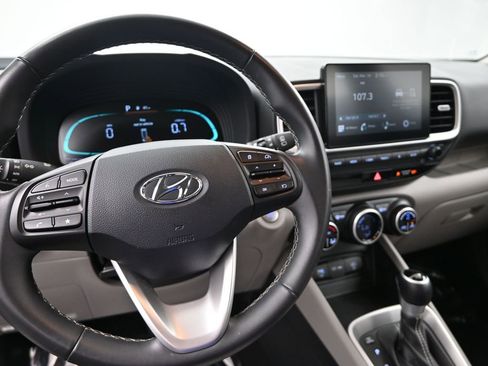 Used 2025 Hyundai Venue SEL image 18