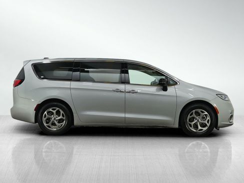 Used 2024 Chrysler Pacifica Limited FWD image 6
