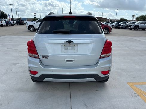 Used 2020 Chevrolet Trax LT w/ Sun & Sound Package FWD image 4