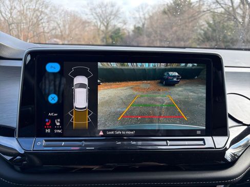 Used 2025 Volkswagen Atlas Cross Sport SE image 17