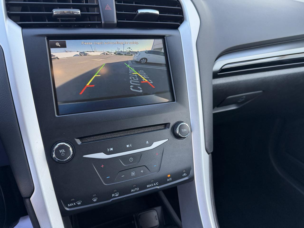 Used 2014 Ford Fusion SE FWD image 13