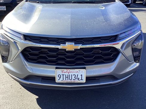 Used 2025 Chevrolet Trax LT w/ LT Convenience Package image 6