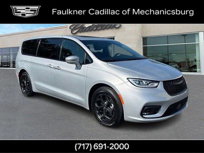 Used 2022 Chrysler Pacifica Limited w/ Uconnect Theater Family Group