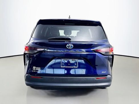 Used 2025 Toyota Sienna XLE AWD/4WD image 7