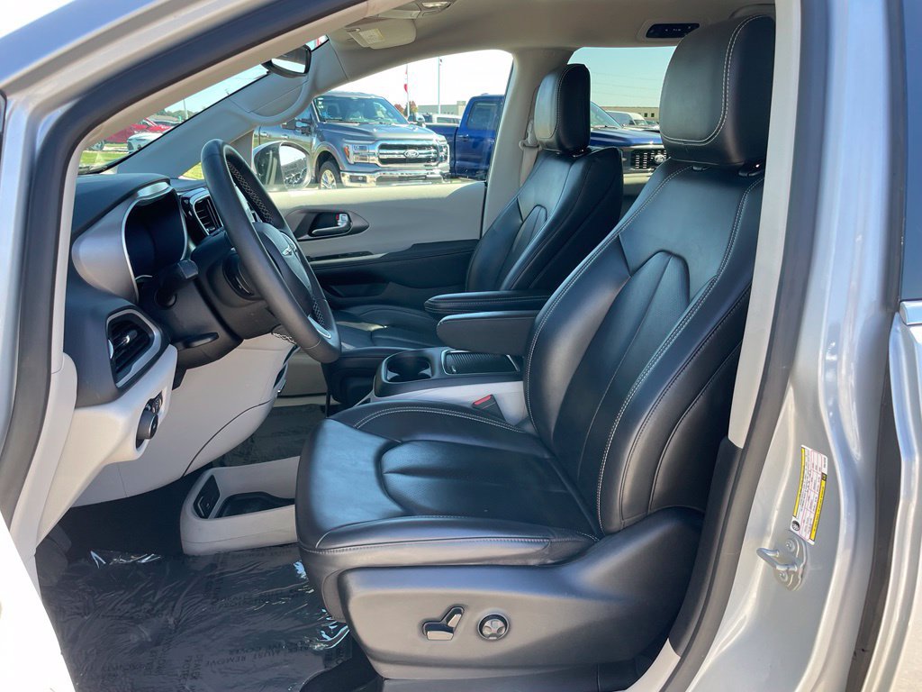 Used 2023 Chrysler Pacifica Touring-L FWD image 7