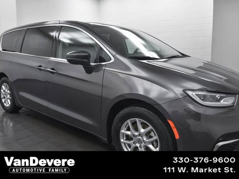 Used 2023 Chrysler Pacifica Touring-L image 1