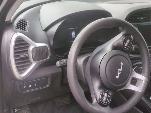Used 2023 Kia Soul LX w/ LX Technology Package FWD image 9