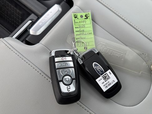 Used 2025 Ford Expedition Max Platinum w/ Driver's Package AWD/4WD image 32