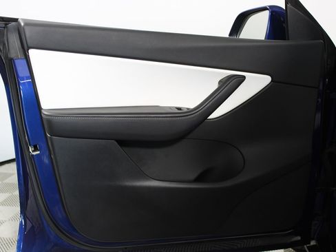 Used 2022 Tesla Model Y Long Range image 6