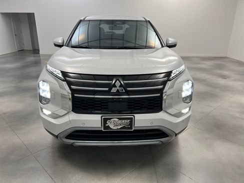 Used 2025 Mitsubishi Outlander SE AWD/4WD image 3