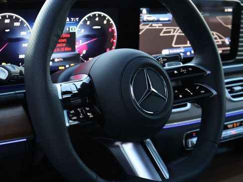 Used 2025 Mercedes-Benz GLS 450 4MATIC image 21