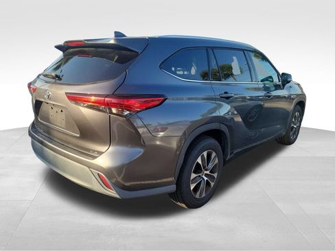 Used 2020 Toyota Highlander XLE w/ Preferred Accessory Package FWD image 13