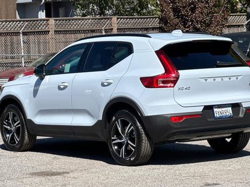 Used 2026 Volvo XC40 B4 Core w/ Climate Package FWD image 5