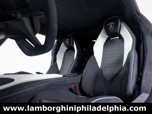 Used 2025 Lamborghini Revuelto image 41