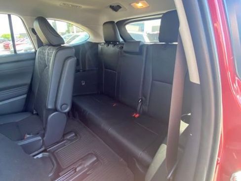 Used 2024 Toyota Highlander XLE AWD/4WD image 7