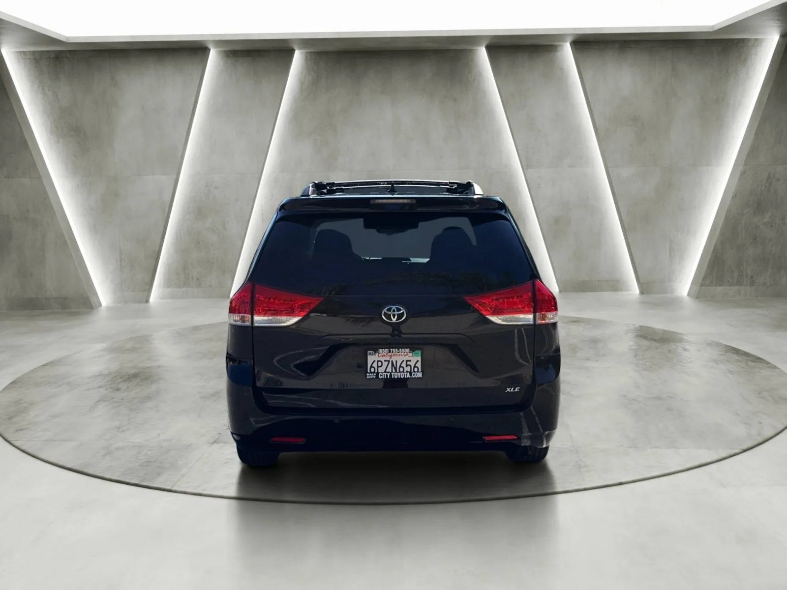 Used 2011 Toyota Sienna XLE w/ Premium Pkg FWD image 4
