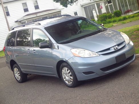Used 2010 Toyota Sienna LE FWD image 28