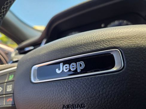 Used 2025 Jeep Grand Cherokee Limited w/ Black Appearance Package AWD/4WD image 21