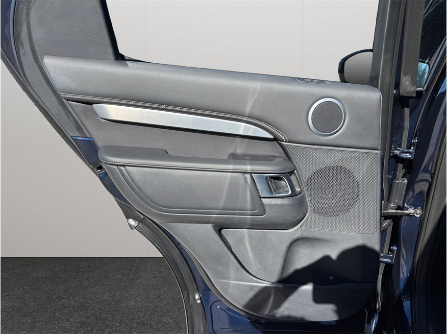 Used 2023 Land Rover Discovery Metropolitan Edition AWD/4WD image 41