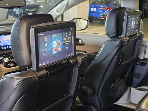 Used 2017 Chrysler Pacifica Platinum FWD image 28