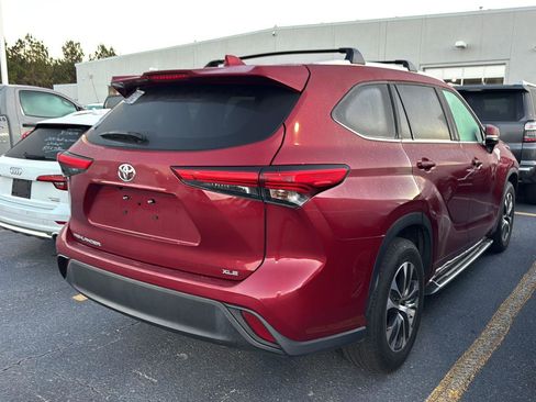 Used 2022 Toyota Highlander XLE image 4