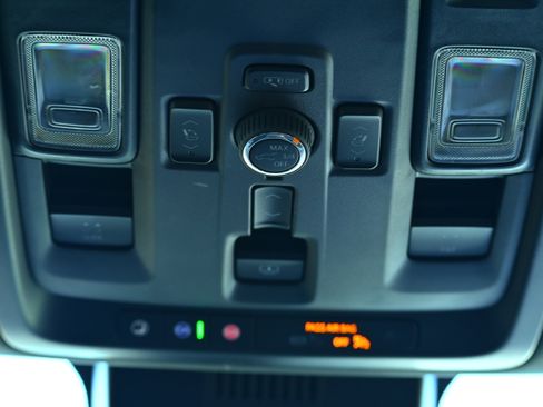 Used 2025 Chevrolet Suburban High Country image 11